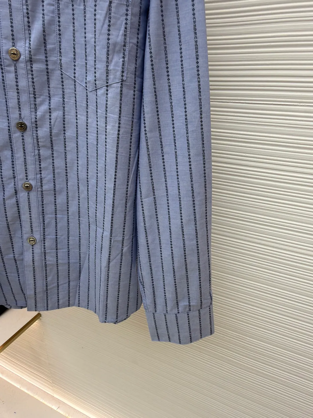 Chrome Hearts Sanskrit all-over yarn-dyed shirt ●Item number: 1681017-B60 ●Fabric: shirt fabric ●Technology: printing production ●Version: loose fit ●Weight: about 245 grams ●Size: S-M-L ●Description: The custom-dyed knitting yarn is made of 100-count double-ply yarn. (Minimum quantity of 1000 meters) is made on a large-scale yarn-dyed jacquard machine. It is paired with professional shirt ironing and sleeve ironing. Customized mold opening 14mm glazed black and silver buttons. Customized black and white printed small label. Customized 2.2×12cm black label. 0.3cm leather hanging ears. Customized accessories. The workmanship details are very good. The overall wiring is straight and delicate, the fabric is comfortable and soft, and the color is consistent without color difference. It can be matched with the same style to create a fashionable look and control various occasions. Customized accessories, complete with three standards, same style for men and women!